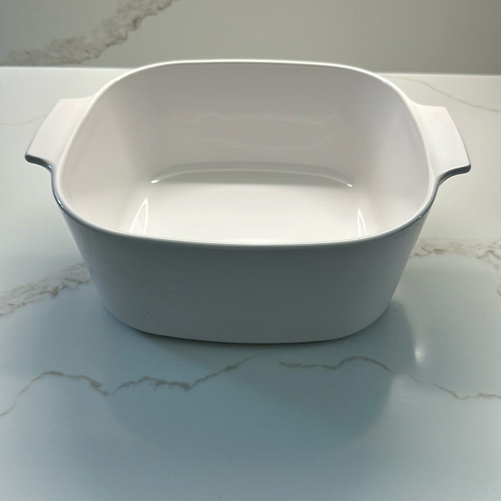 Corning Ware 5 Liter baking dish no lid
Solid white